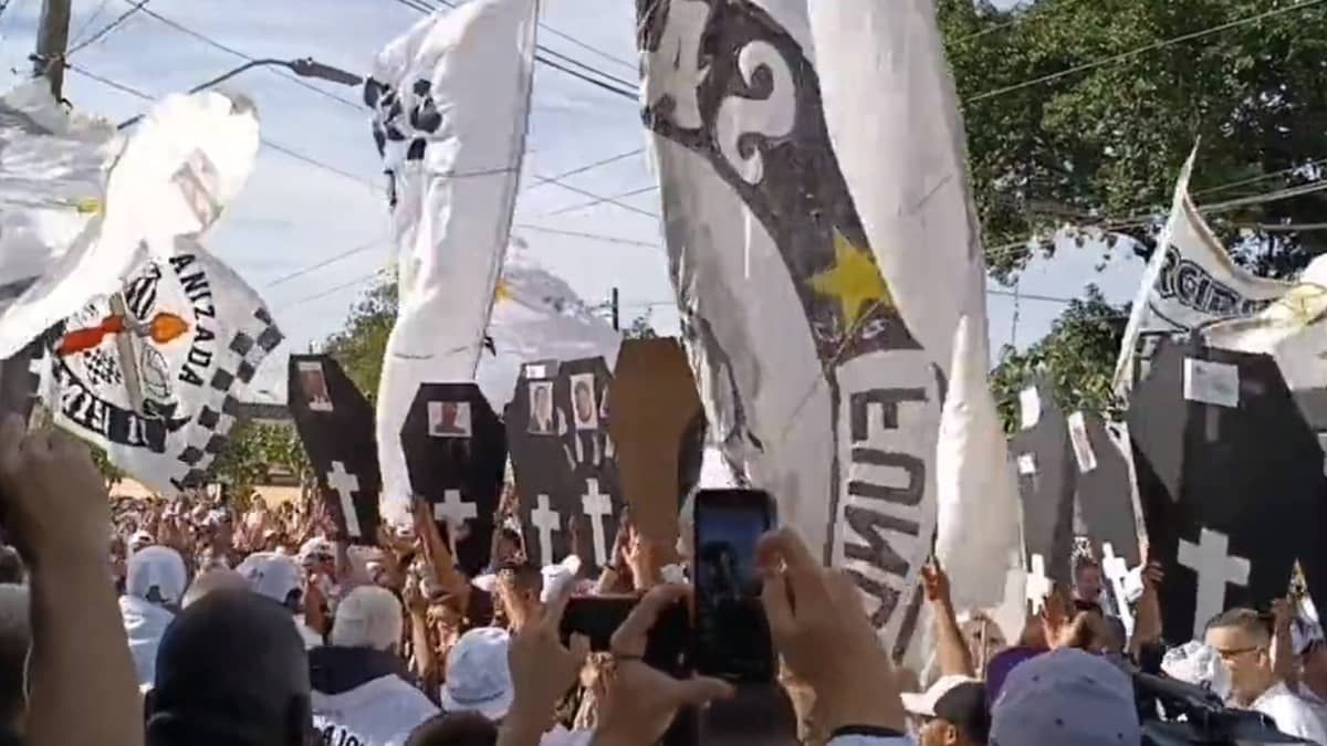 Torcida do Santos faz protesto e tenta invadir CT Rei Pelé