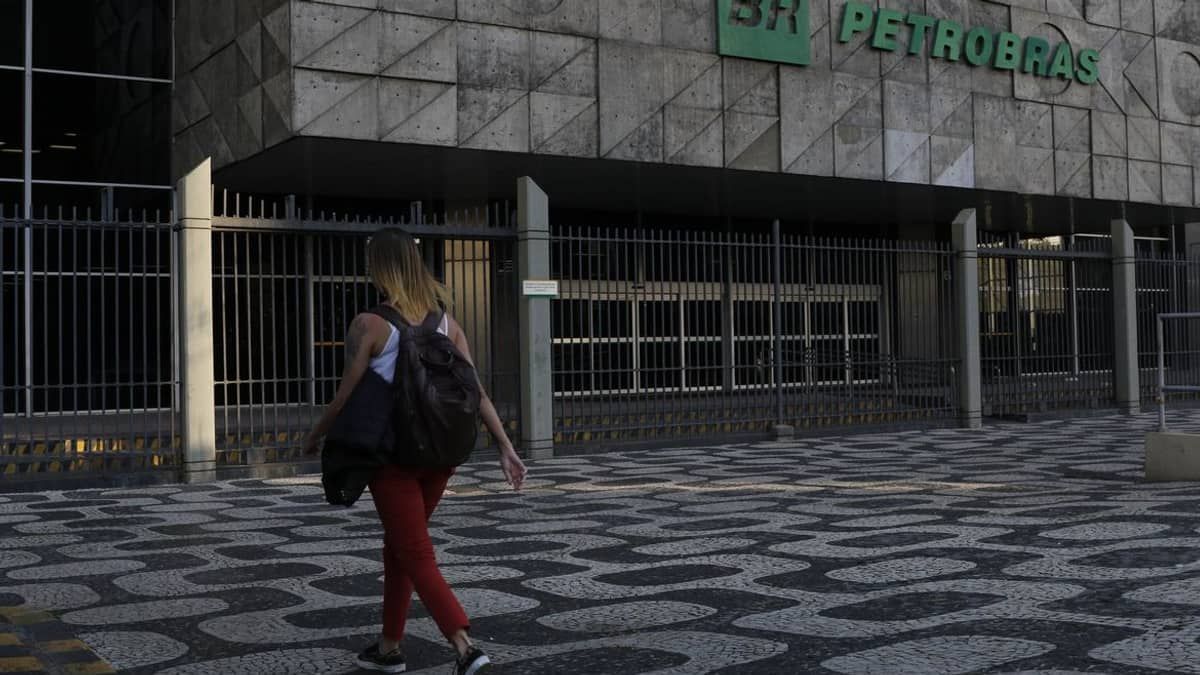 Petrobras tem programa de estágio com bolsa de R$ 1,8 mil mais benefícios; saiba como se inscrever  