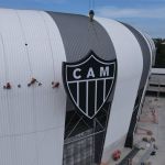 Atlético instala último escudo do clube na Arena MRV