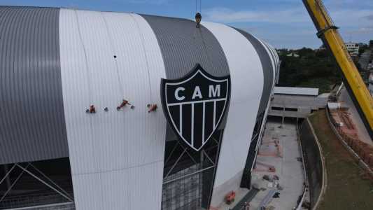 Instalação do último escudo da Arena MRV