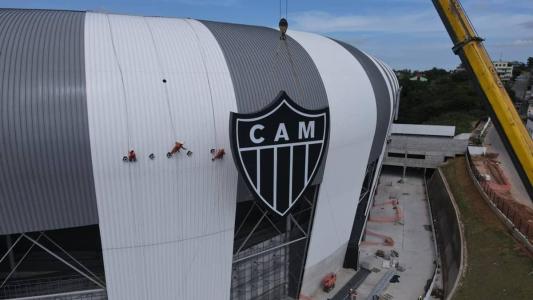Instalação do último escudo da Arena MRV