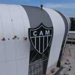 Atlético instala último escudo do clube na Arena MRV