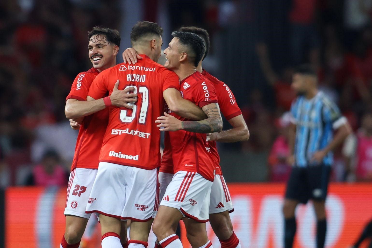 Inter vence Grêmio e se isola na liderança do Gauchão