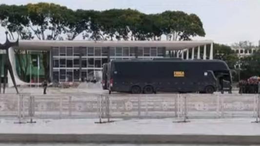Integrantes da Força Nacional estão posicionados na praça dos Três Poderes, em Brasília