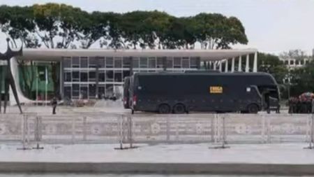 Integrantes da Força Nacional estão posicionados na praça dos Três Poderes, em Brasília