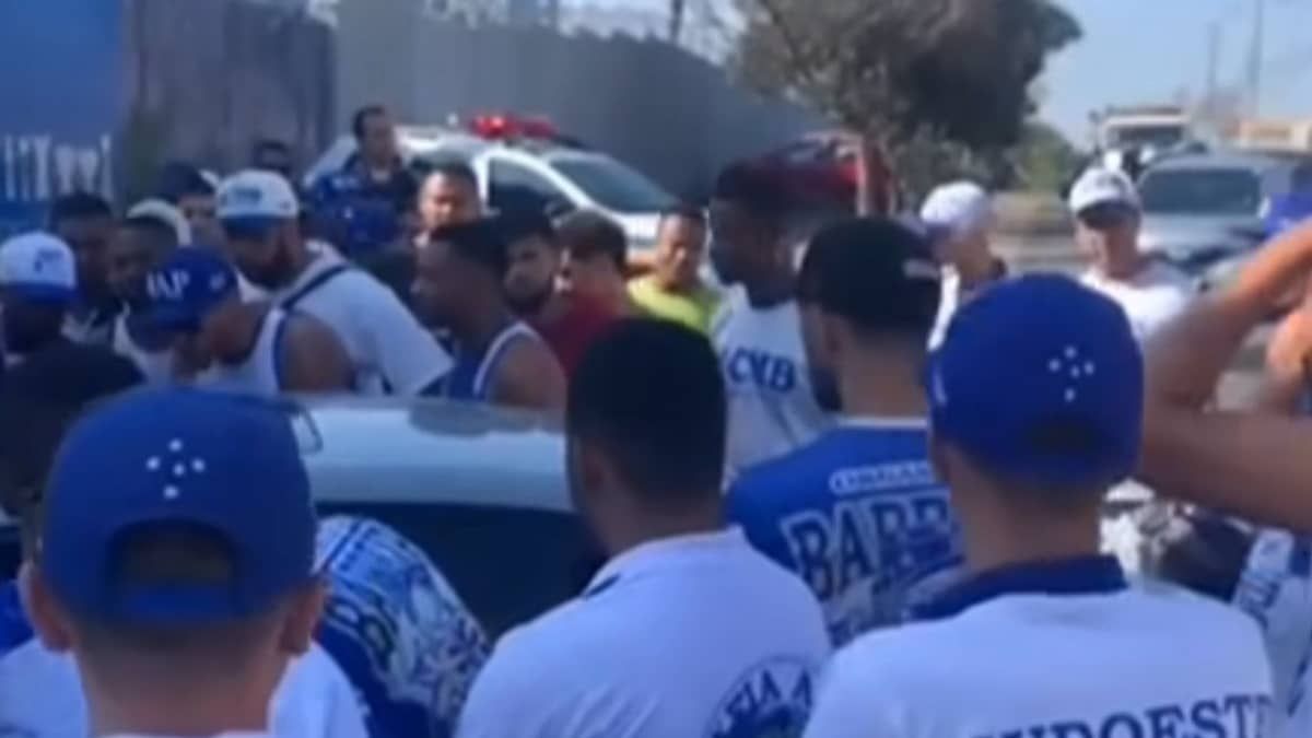Organizada do Cruzeiro faz protesto e cobra jogadores na porta da Toca da Raposa