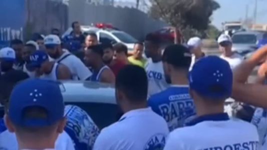 Integrantes da Máfia Azul cobraram jogadores do Cruzeiro na chegada à Toca da Raposa