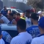 Organizada do Cruzeiro faz protesto e cobra jogadores na porta da Toca da Raposa