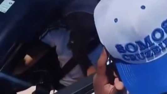 Integrantes da Máfia azul protestaram na porta da Toca II nesta quinta-feira (9)
