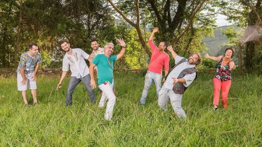 Integrantes do grupo Candonguêro se preparam para animar a folia nas ruas históricas da cidade de Ouro Preto