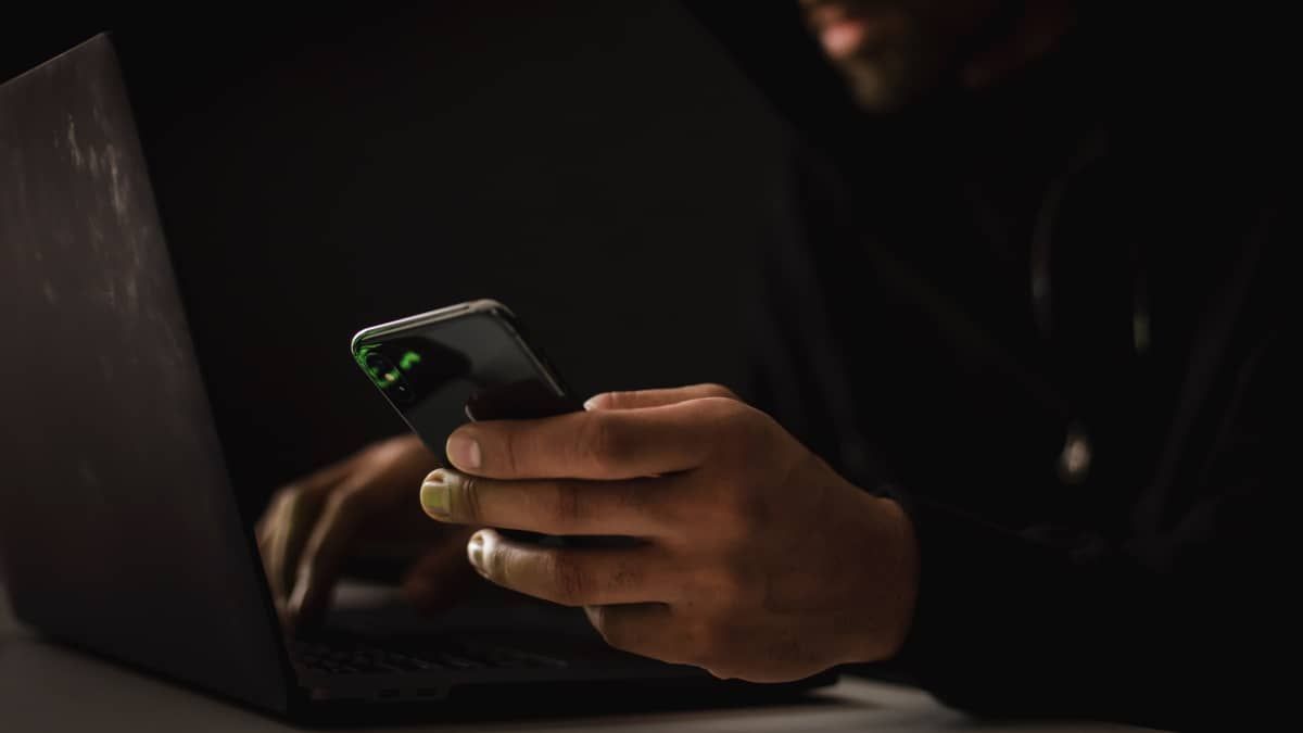 Criminosos usam inteligência artificial em sextorsão