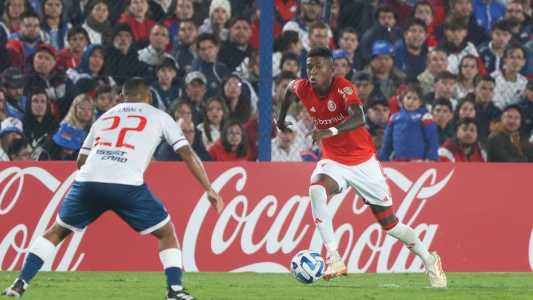 Inter anuncia extensão do contrato de Vitão