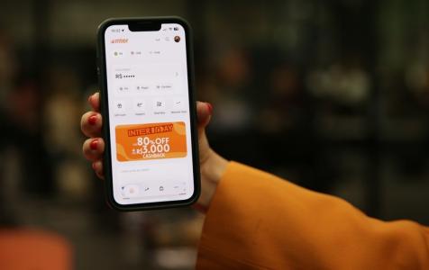 Foto mostra aparelho celular com a homepage do Inter