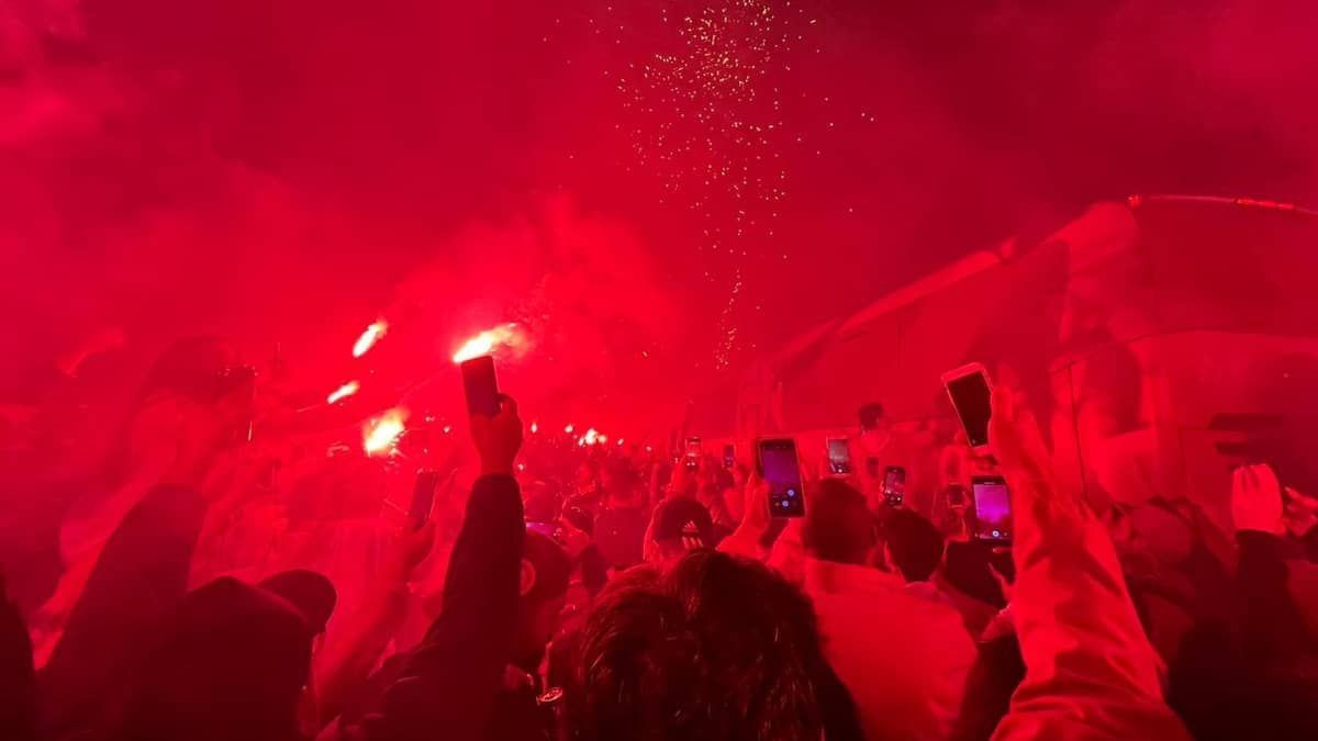 Torcida recepciona Inter com 'rua de fogo' no Beira-Rio; veja imagens