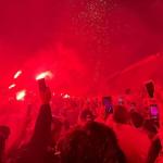 Torcida recepciona Inter com 'rua de fogo' no Beira-Rio; veja imagens