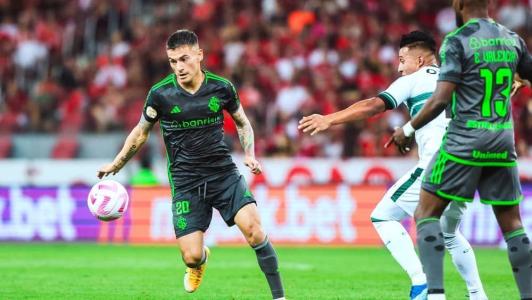 Inter reclama de não expulsão após falta de Matheus Bianqui em Aránguiz