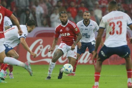 Wesley, do Inter, tenta jogada entre marcadores do Bahia