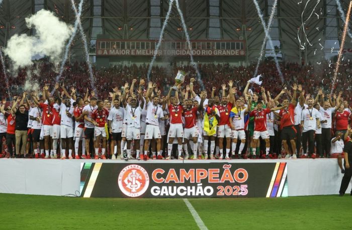 Inter ergue a taça de campeão gaúcho de 2025