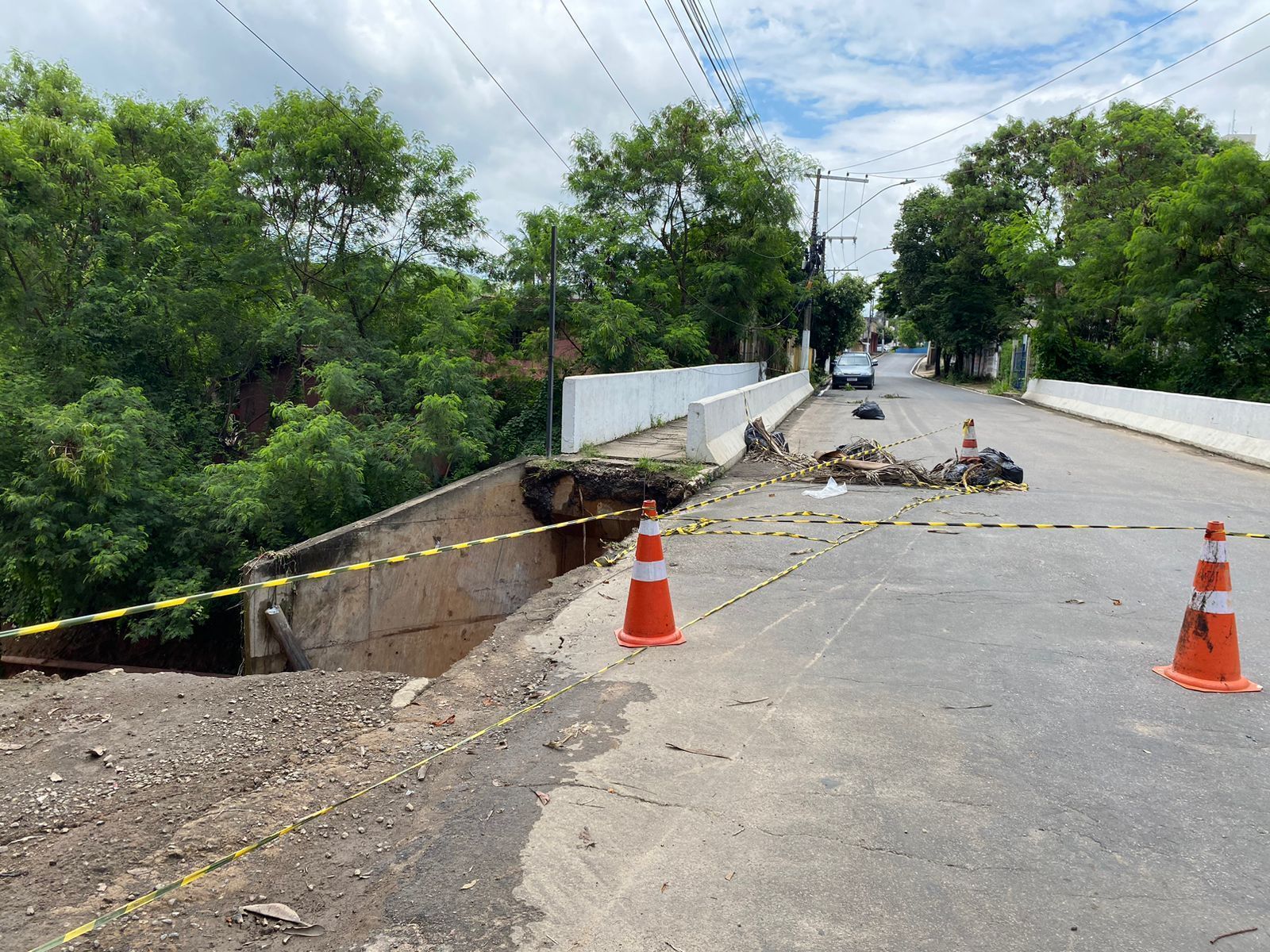 Ponte que liga Centro ao bairro Santa Terezinha é interditada em Coronel Fabriciano