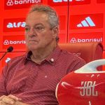 Grêmio faz promoção de camisa rosa após fala homofóbica de Abel Braga, do Inter