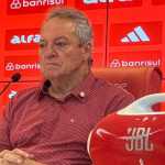 Grêmio faz promoção de camisa rosa após fala homofóbica de Abel Braga, do Inter