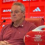 Grêmio faz promoção de camisa rosa após fala homofóbica de Abel Braga, do Inter