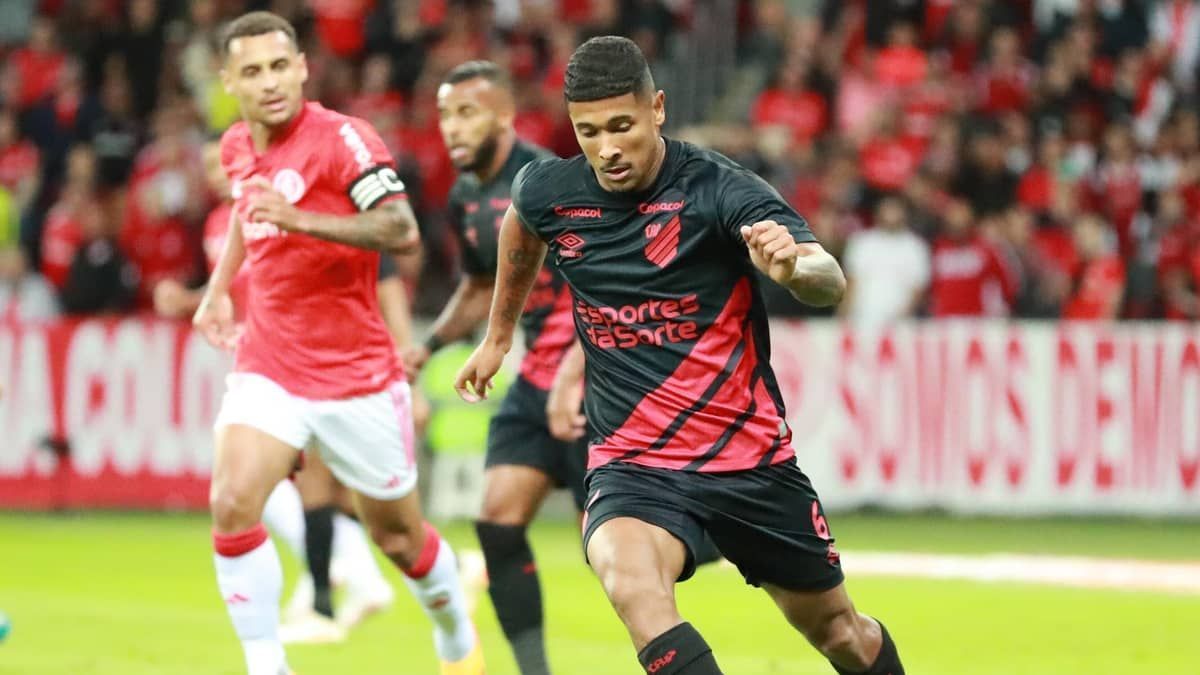 Athletico vence Inter por 2 a 0 e entra no G4 do Brasileirão