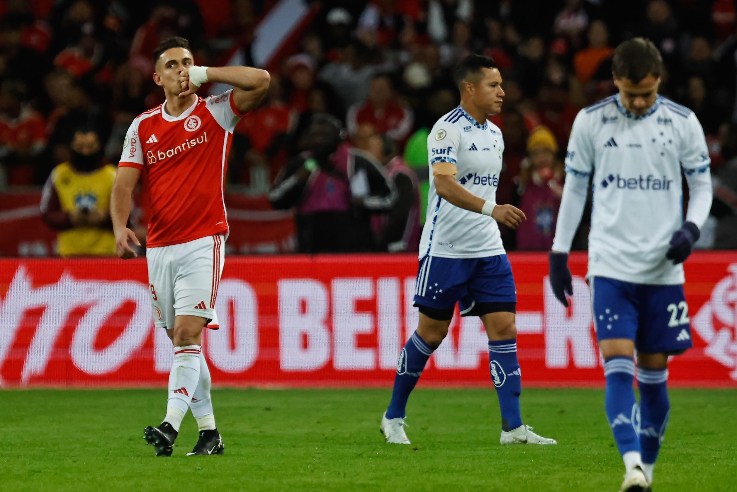 Cruzeiro joga mal, perde para o Inter e chega a quatro jogos de jejum no Brasileiro