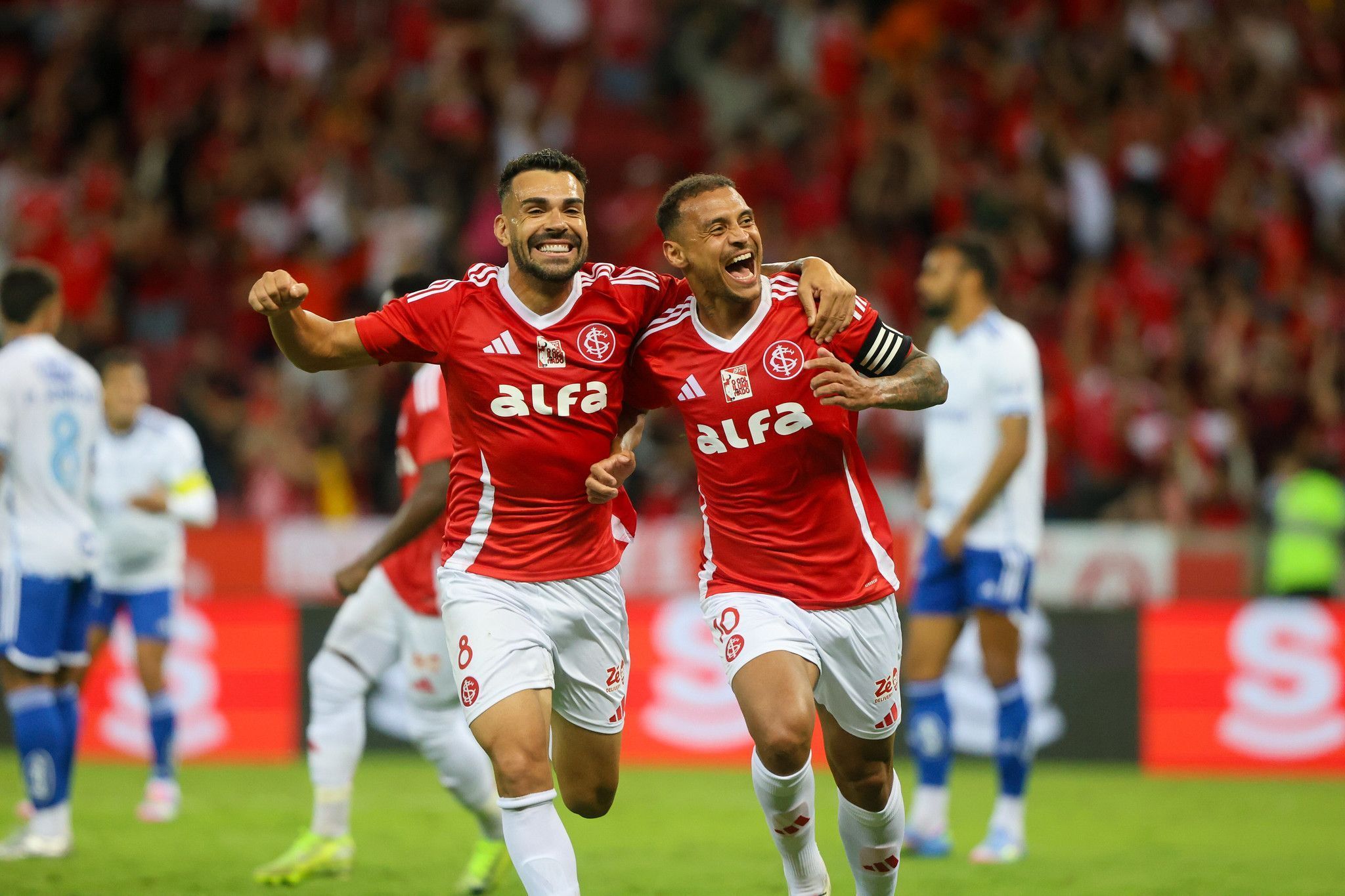 Cruzeiro sofre com expulsão polêmica e é goleado pelo Inter no Brasileirão