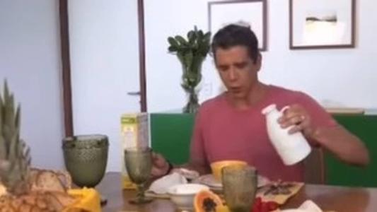 Internautas lembraram de campanha de 2019 em que ator toma leite com cereais