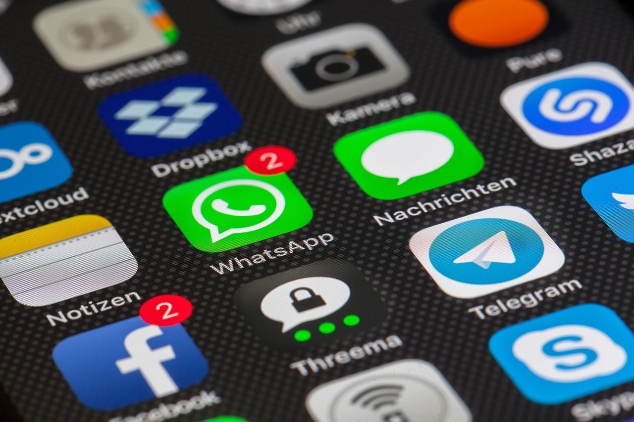 Homem deve indenizar ex-namorada em R$ 14 mil por ofensas em grupo de WhatsApp em Minas