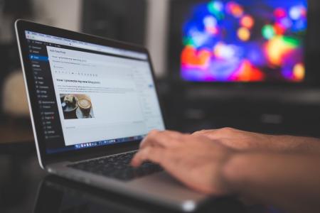 A televisão ainda é o principal meio de comunicação no Brasil, mas os brasileiros já passam mais tempo navegando na internet que na frente da TV.