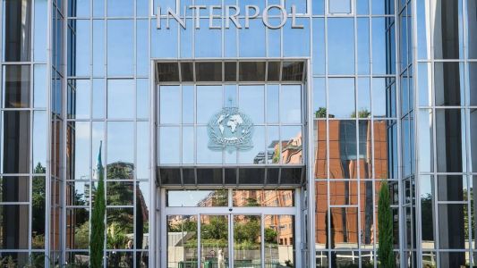 Brasileira na lista da Interpol por mandar matar ex-marido é presa na Itália, 20 anos após o crime