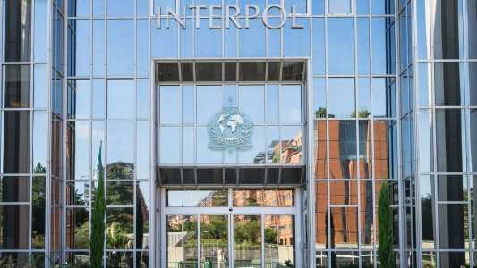 Brasileira na lista da Interpol por mandar matar ex-marido é presa na Itália, 20 anos após o crime