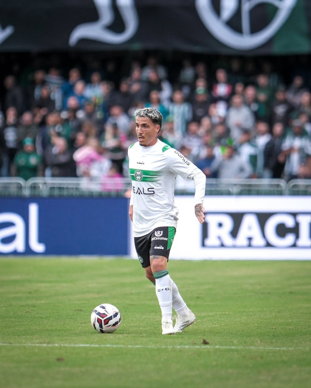 Com gol no fim, Coritiba bate Vila Nova na estreia da Série B