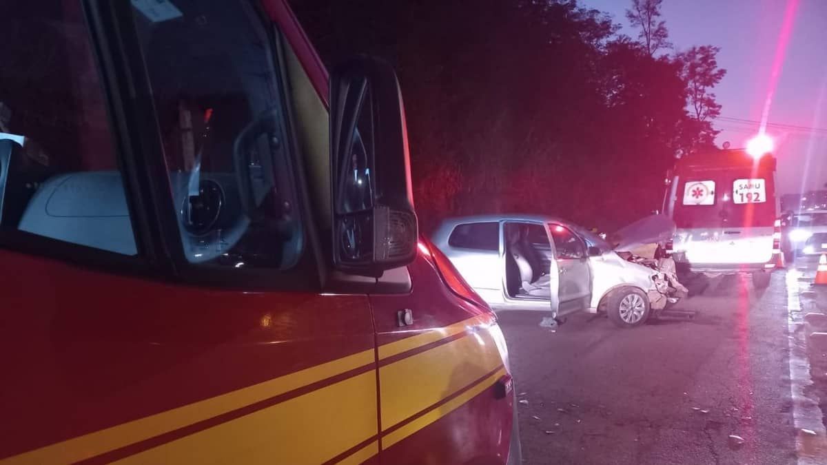 Acidente na BR 040: Bombeiros atendem ocorrência com três veículos