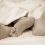 Mãe instala câmara no quarto, filma filho e nora fazendo sexo e divulga para vizinhas