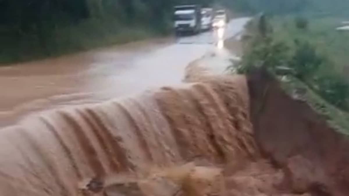 Vídeo: inundação destrói parte da MG-262 entre Ponte Nova e Acaiaca 