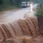 Vídeo: inundação destrói parte da MG-262 entre Ponte Nova e Acaiaca