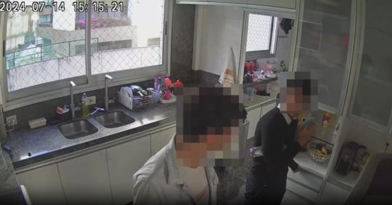 Foto mostra dupla em apartamento invadido no Belvedere, em Belo Horizonte