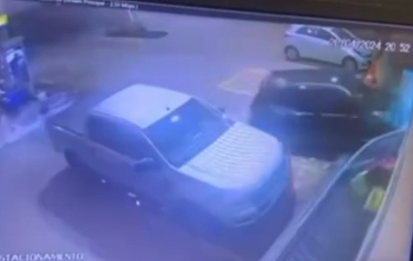 Vídeo: motorista troca o freio pelo acelerador e invade loja de conveniência em MG