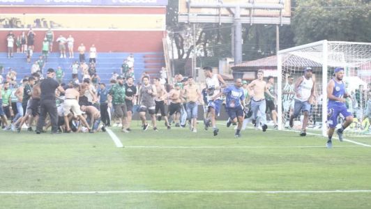 Invasão de campo, briga e intervenção da polícia transformaram estádio em batalha campal