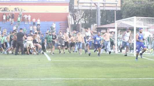 Invasão de campo, briga e intervenção da polícia transformaram estádio em batalha campal