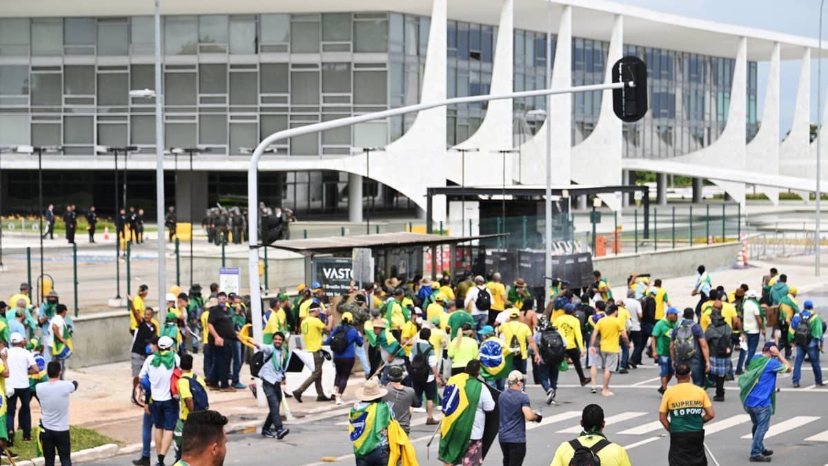 Apoiadores de Bolsonaro atacam Planalto, Congresso e STF, em Brasília