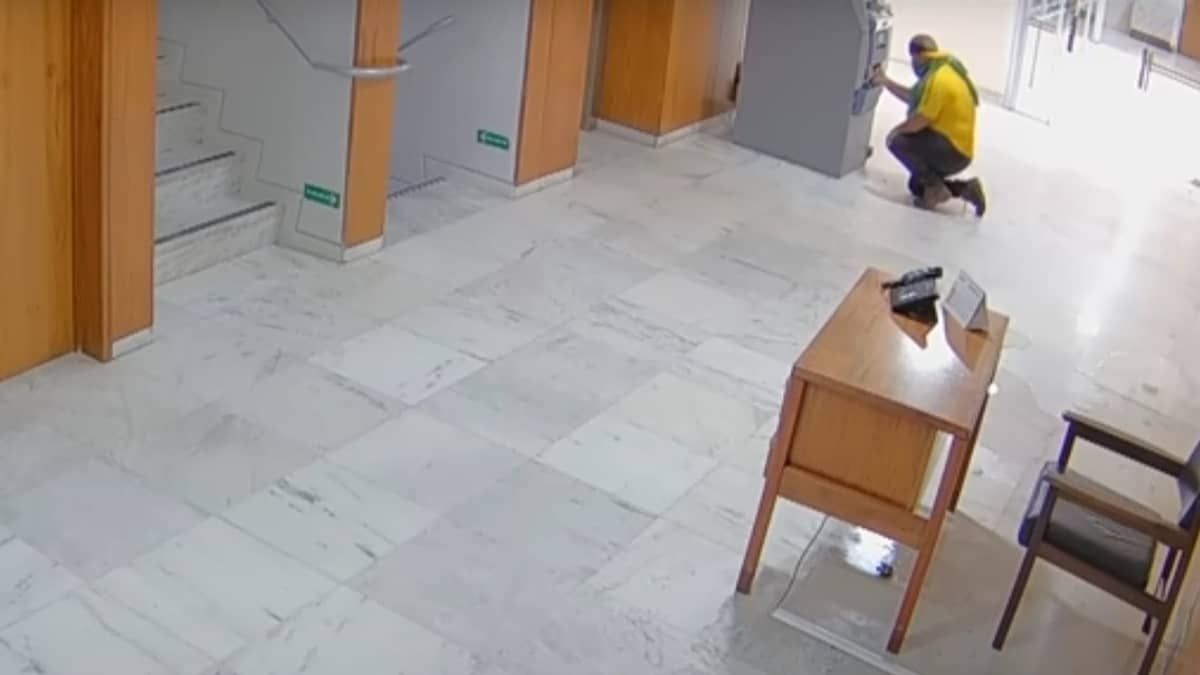 Ataques de 8 de janeiro: imagens mostram invasor tentando roubar caixa eletrônico do Palácio do Planalto
