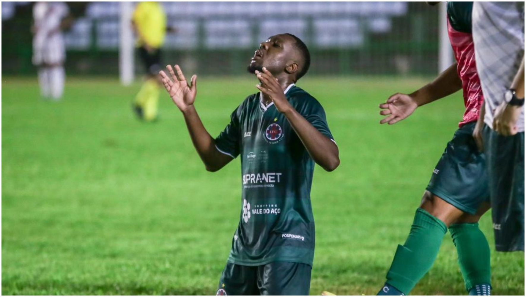 Douglas Andrade brilha, e Ipatinga vence a primeira na Série D do Brasileiro