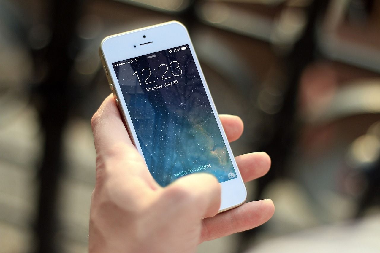 Projeto que proíbe uso de celulares em escolas públicas e privadas avança na Câmara
