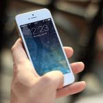 Projeto que proíbe uso de celulares em escolas públicas e privadas avança na Câmara
