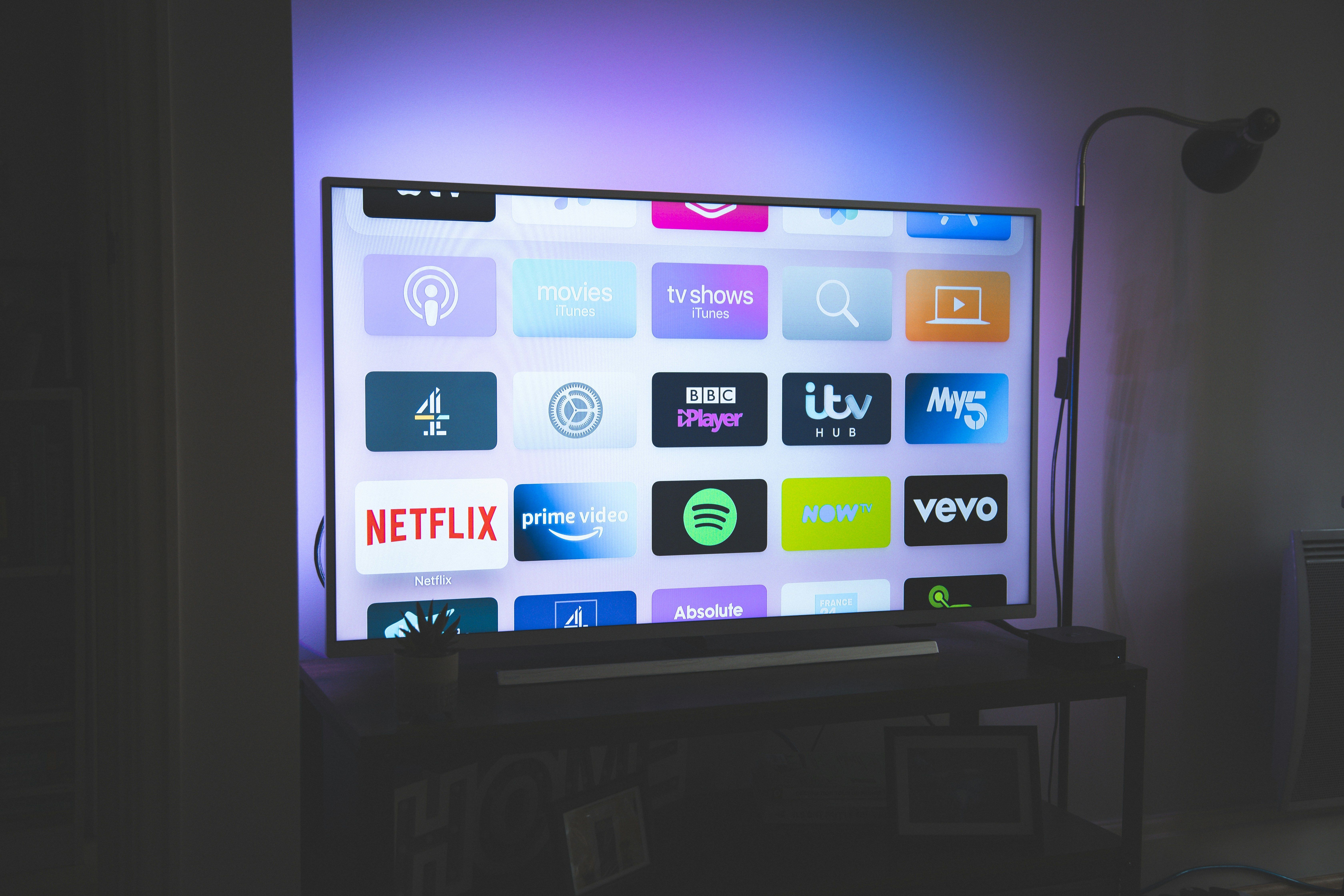 Quem usa IPTV pode ser preso? Entenda o que é crime quando o assunto é pirataria