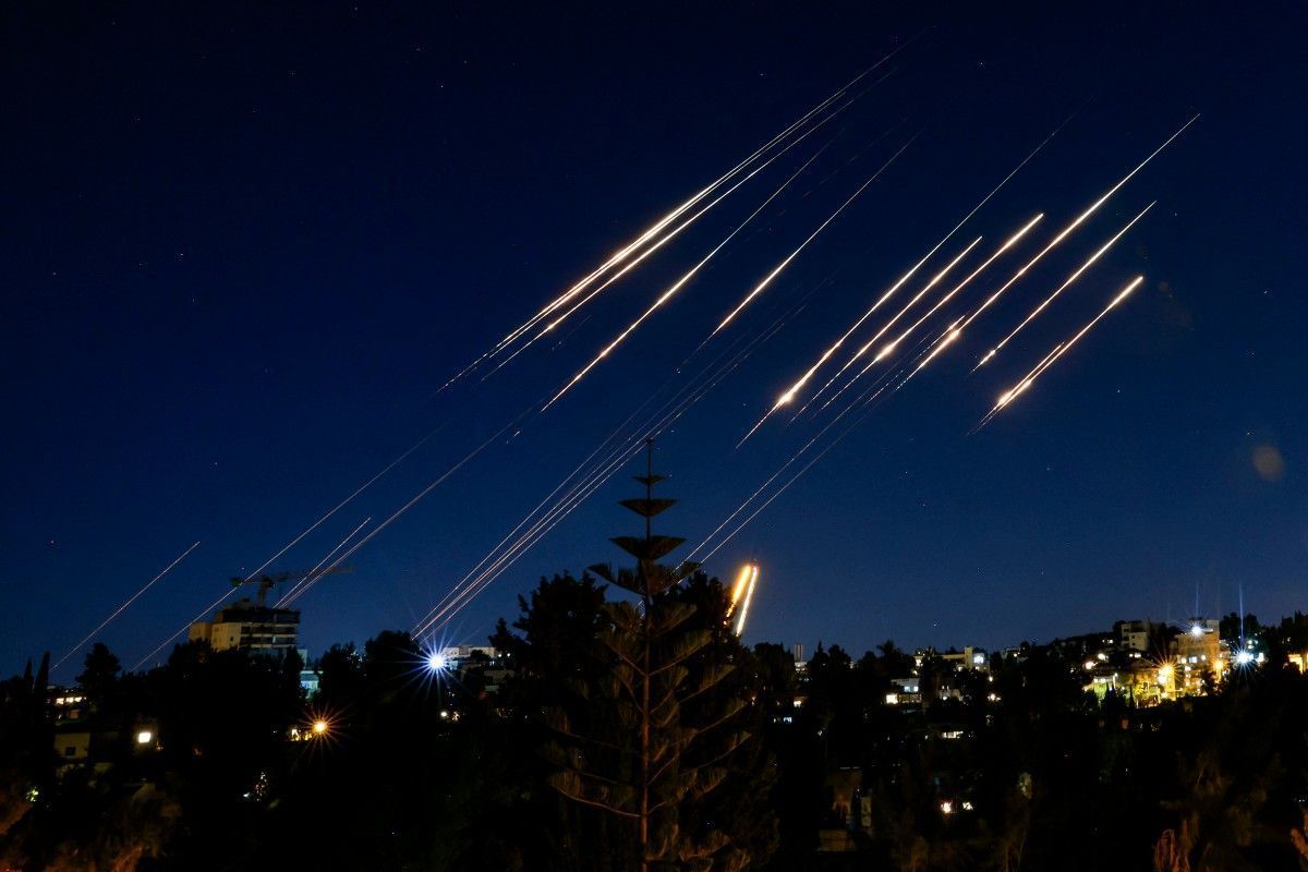 Irã lança onda de mísseis contra Israel em resposta a nova ofensiva; veja vídeo